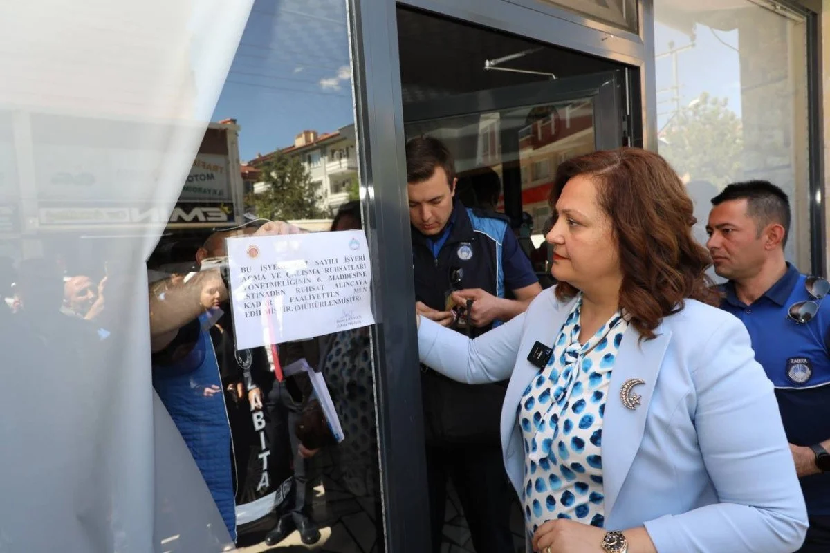 CHP'li Afyonkarahisar Belediyesi, çalışma ruhsatı bulunmayan Suriyelilerin dükkanını mühürledi