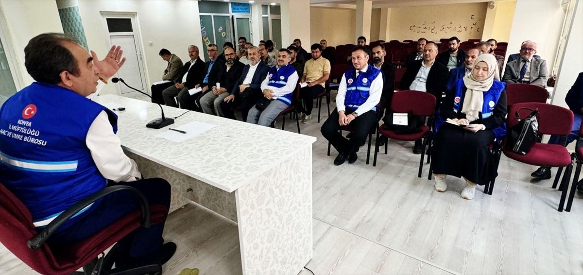 Konya'da hacı adaylarına rehberlik yapacak din görevlilerine eğitim verildi