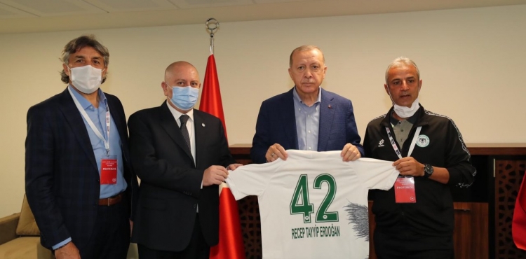 Cumhurbaşkanı Erdoğan, Konyaspor Başkanı Kulluk ile görüştü! 42 numaralı yeni sezon forması hediye edildi