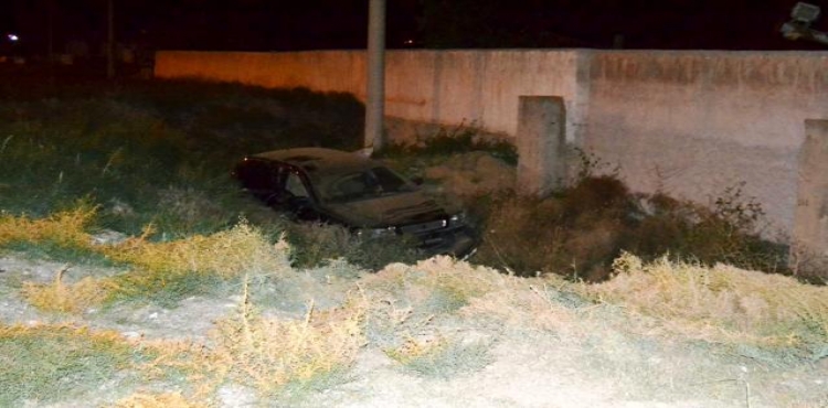 Konya'da kontrolden çıkan otomobil çukura düştü