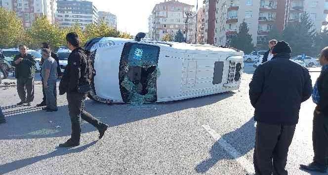 Konya'da okul servisi ile otomobil çarpıştı: 17 yaralı
