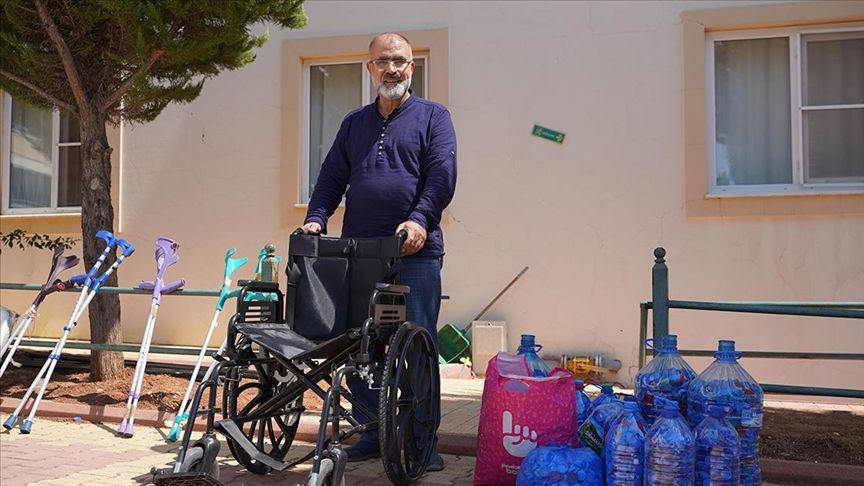 Deprem bölgesinde topladığı mavi kapaklarla 250 engelliye tekerlekli sandalye dağıttı