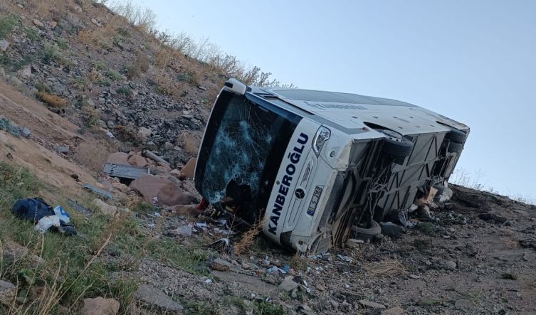 Yolcu otobüsü şarampole devrildi: 3 ölü, 22 yaralı