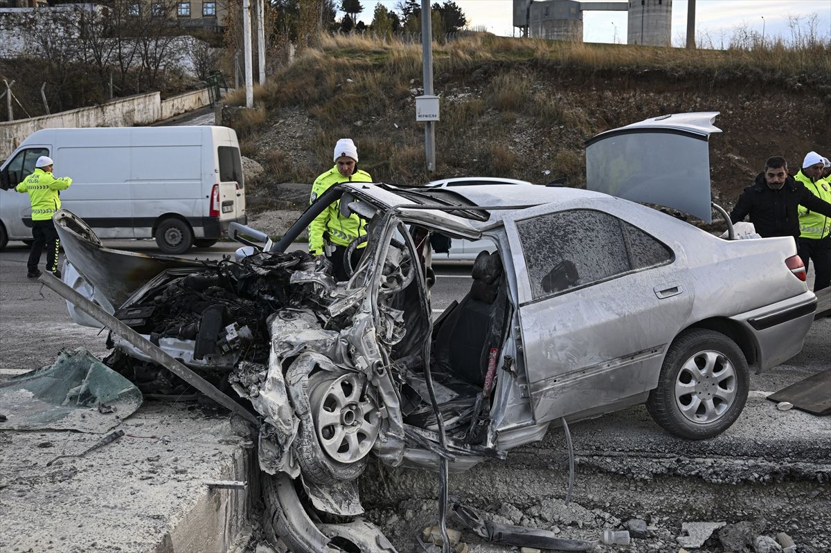 Ankara'da feci kaza! Kontrolden çıkıp direğe çarptı: Aynı aileden 4 kişi hayatını kaybetti
