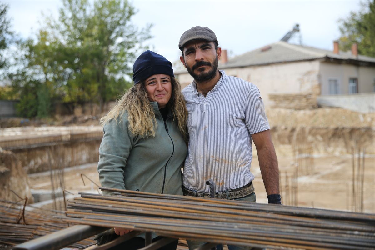 Konya'ya taşınan depremzede çift, inşaatlarda çalışarak geçimlerini sağlıyor