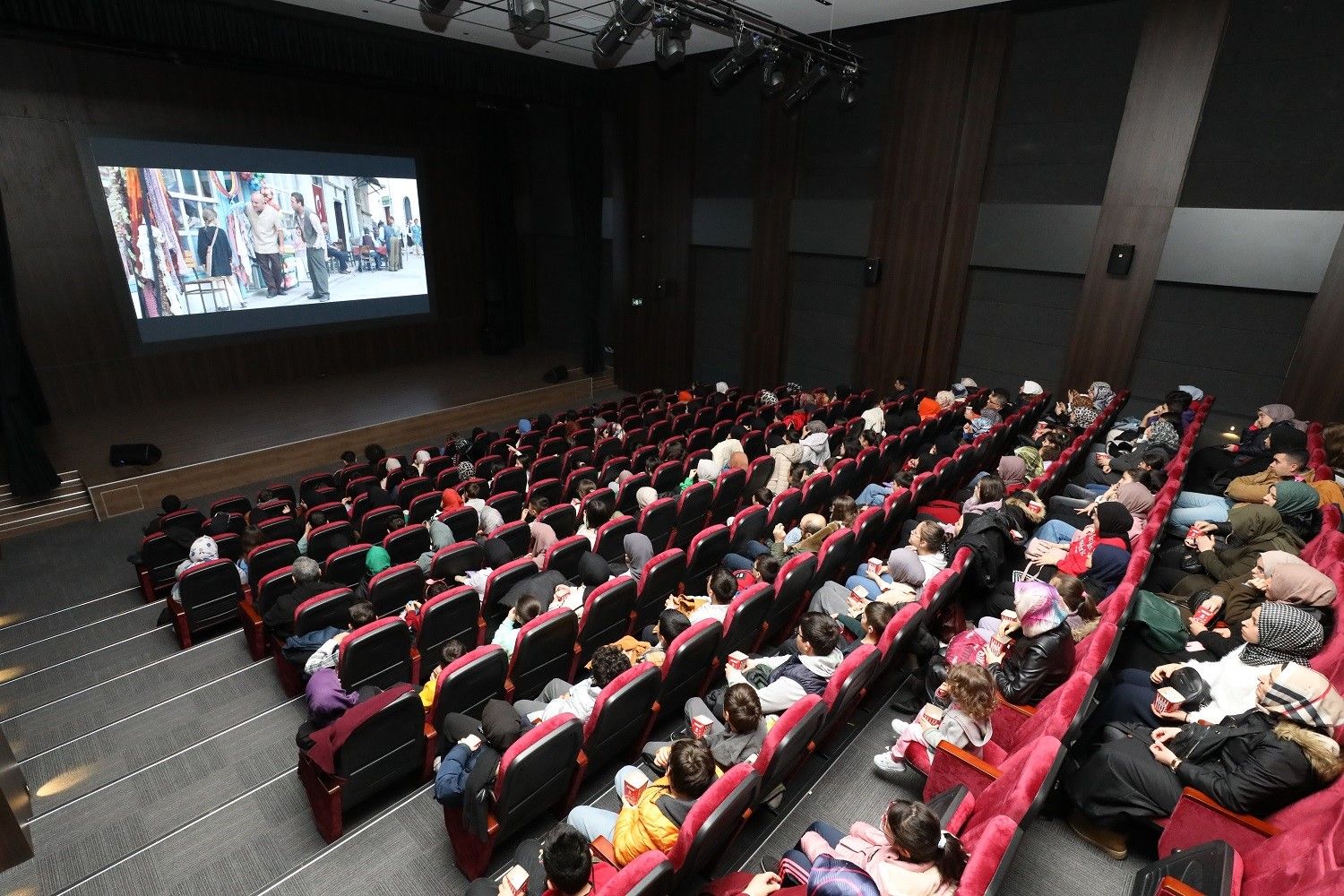 Karatay Belediyesinden öğrencilere yarıyıl tatilinde sinema etkinliği