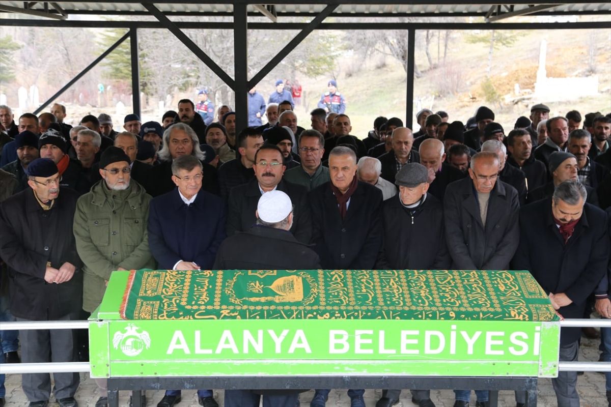 Gelecek Partisi Genel Başkanı Davutoğlu, dayısının cenaze törenine katıldı