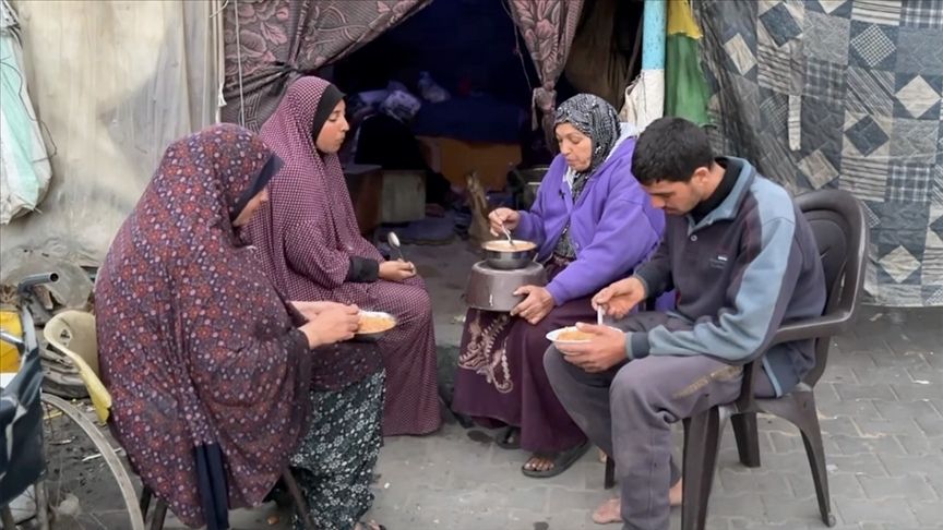 Açlığın hüküm sürdüğü Gazze'deki Filistinli aile iftar için yemek bulmanın sevincini yaşıyor