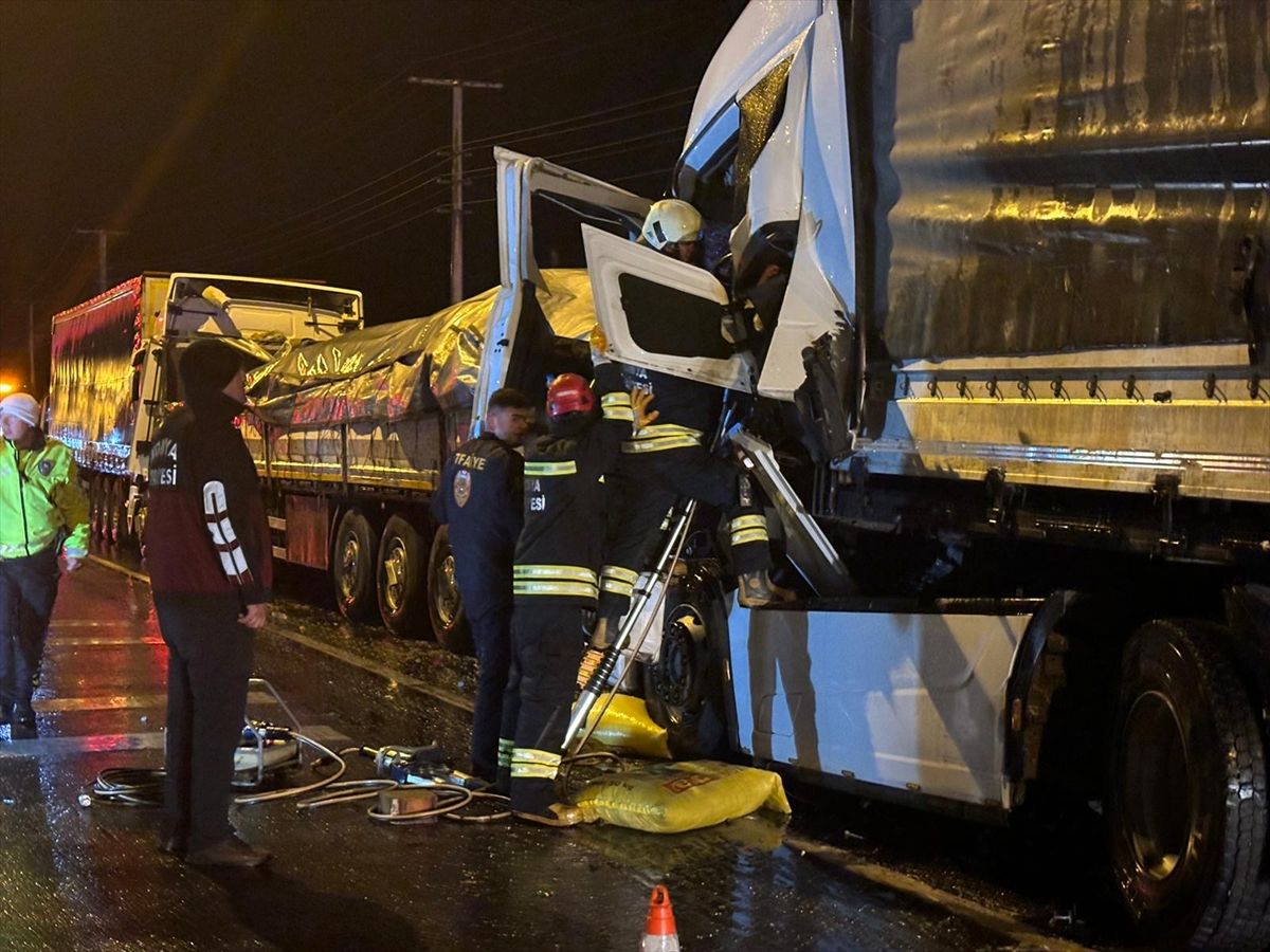 Konya'da 4 tırın karıştığı zincirleme trafik kazasında 1 kişi öldü