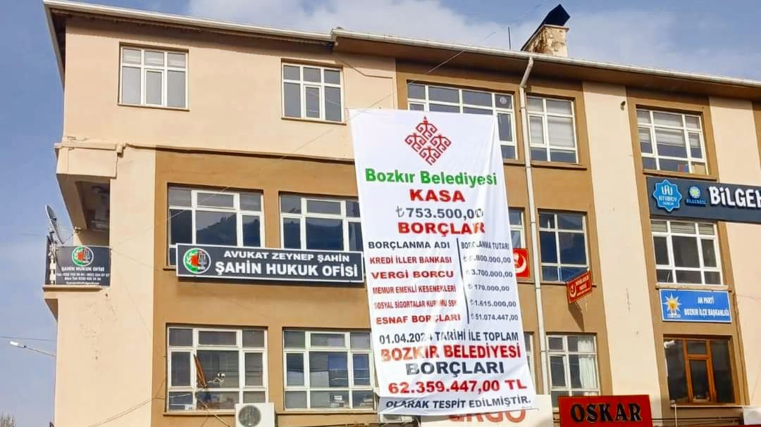  Bozkır belediye başkanı, Ak Parti döneminin borçlarını binaya astı!   