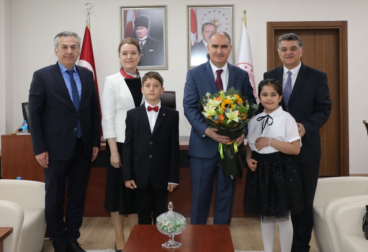 Konya Valisi Özkan, 23 Nisan dolayısıyla temsili olarak makamını devretti