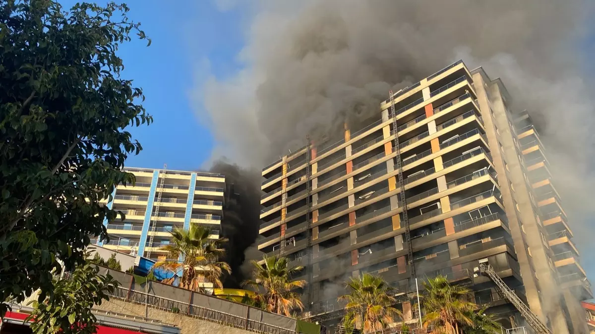 Antalya'da otel inşaatında yangın! 4 işçi kurtarıldı