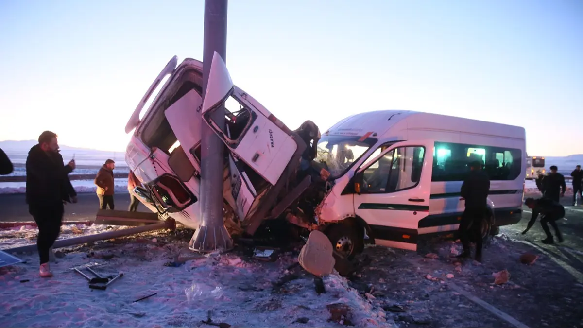 Kars'ta can pazarı! Minibüsler birbirine girdi: 27 yaralı