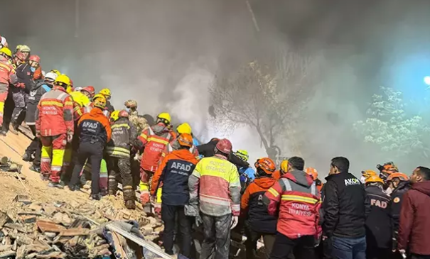 Konya’da enkaz altında kalan 3 kişi sağ kurtarıldı!