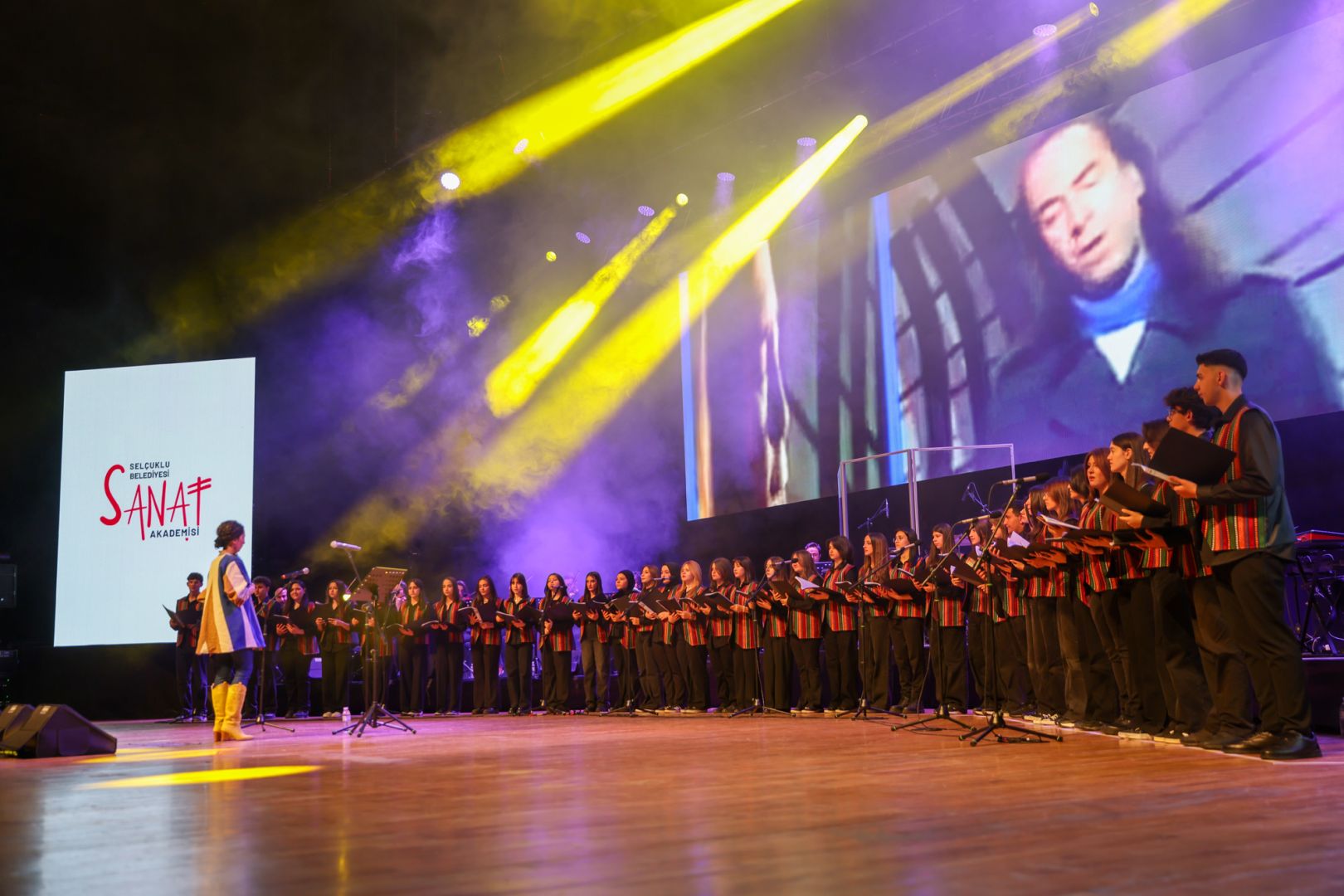 Selçuklu Belediyesi Sanat Akademisi Genç Korosu Erkin Koray şarkılarıyla unutulmaz bir gece yaşattı