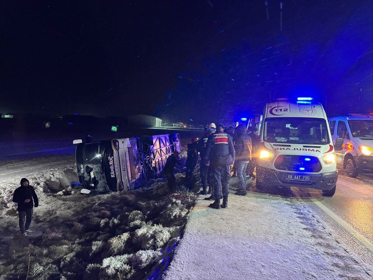 Aksaray-Konya kara yolunda yolcu otobüsü devrildi: 20 yaralı