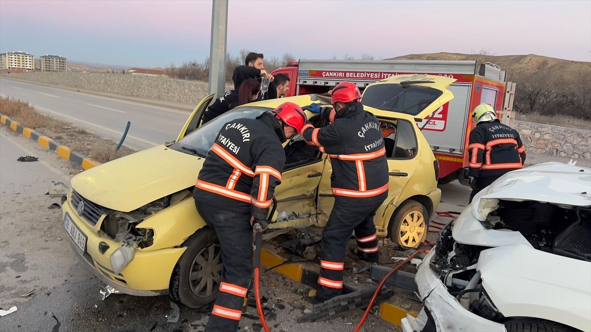 Çankırı'da iki otomobilin çarpıştığı kazada 6 kişi yaralandı