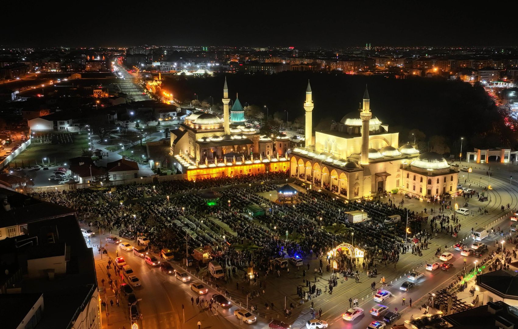 Konya'da Kadir Gecesi'nde on binler ellerini semaya açtı
