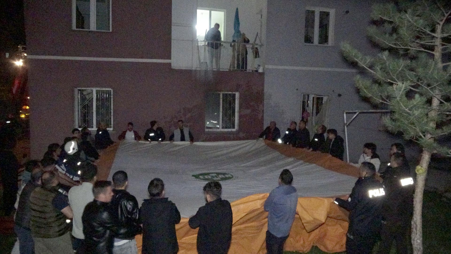 Boşanma davası açan eşine kızıp, oturdukları evi ateşe verdi 