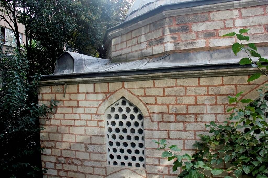 Bu camiye bakan gözlerine inanamıyor: Kubbesindeki tabut şaşkınlık uyandırıyor!