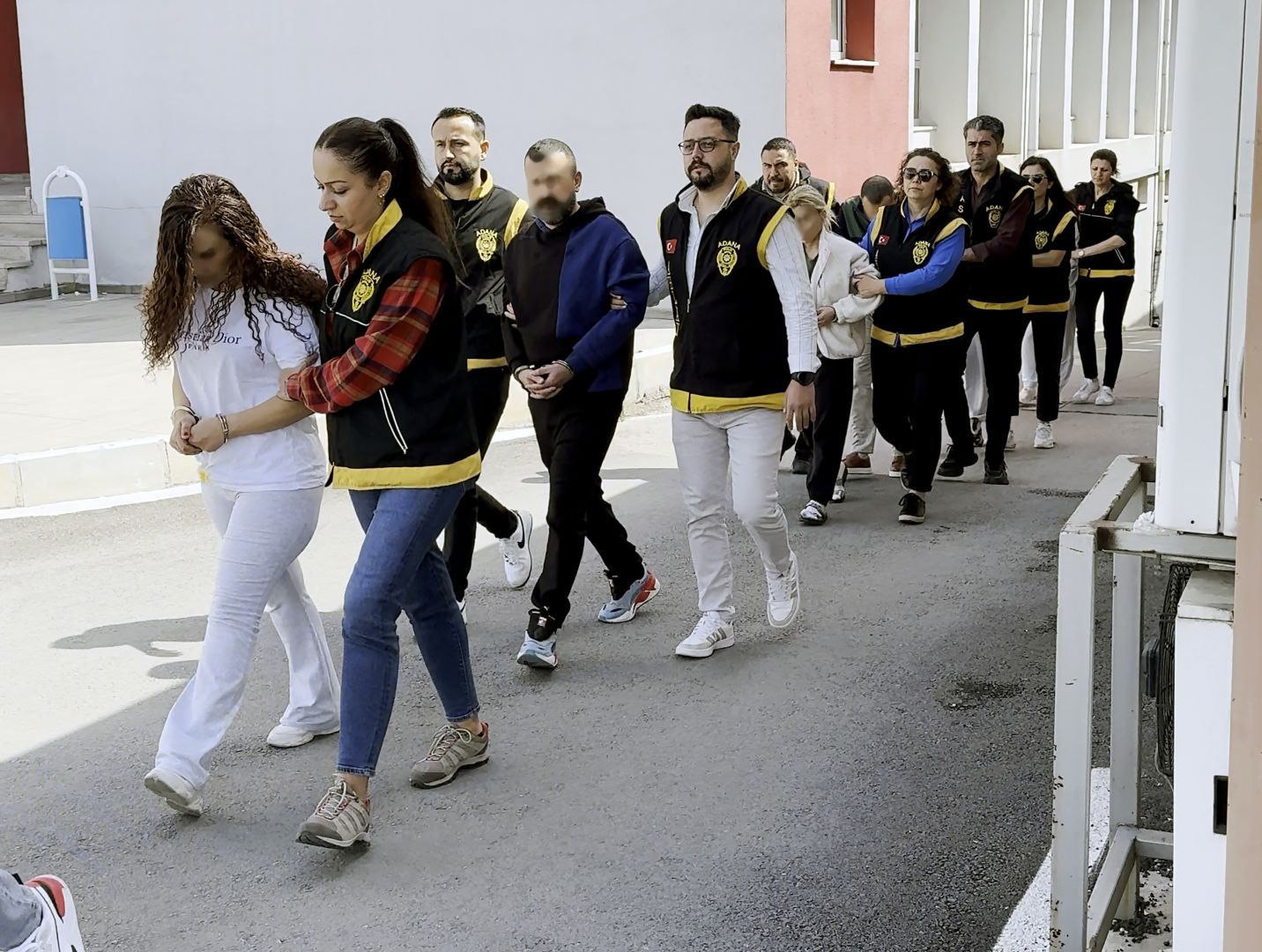 Fuhuş şebekesi çökertildi; 72 milyon liralık mal varlığına tedbir konuldu, 12 kadın kurtarıldı