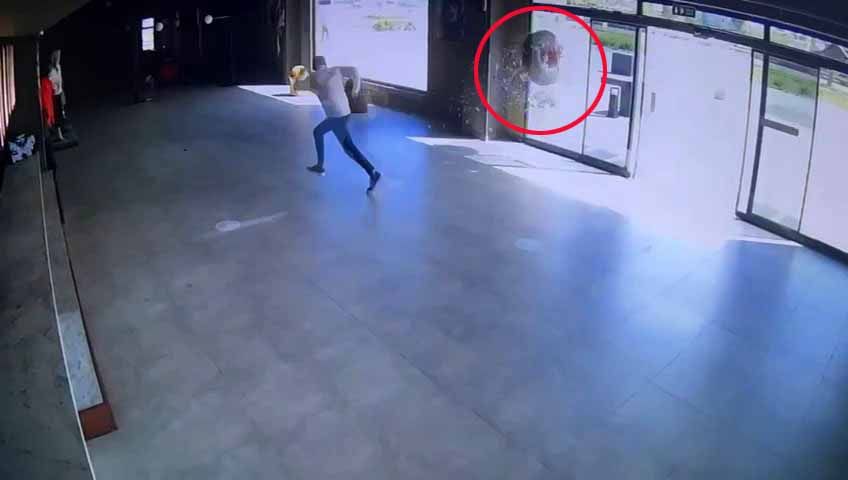 Safari aracının kopan tekerleği, iş yerine girdi