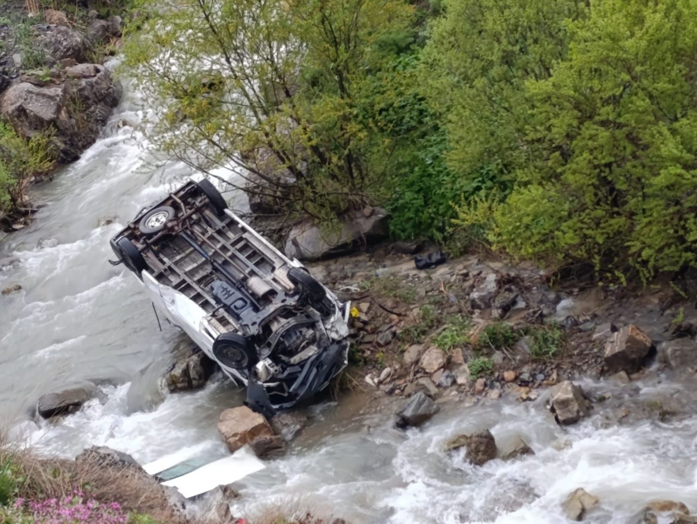 Hakkari'de minibüs dereye devrildi; 2 ölü, 3 yaralı