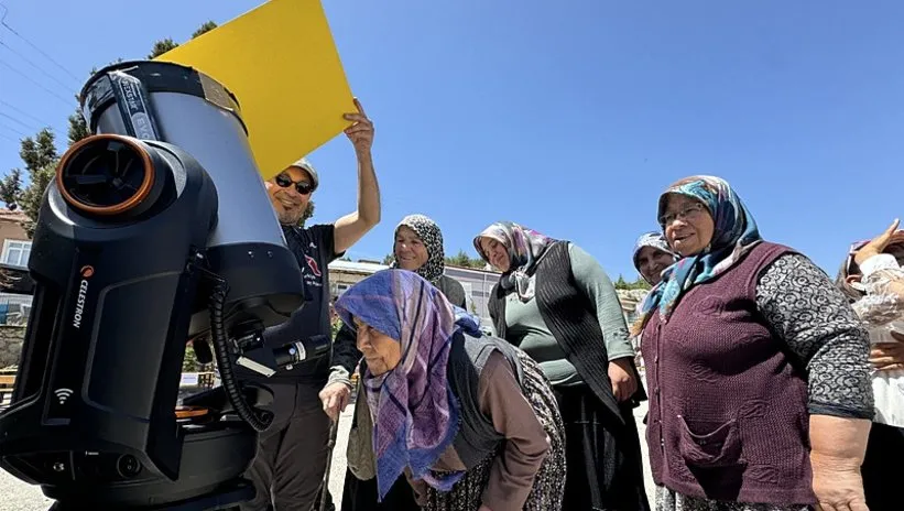 Köy köy dolaşıp gökyüzünü tanıtıyor: Bu öğretmenin hikayesi ilham veriyor: “Tüm çocuklar Ay'a bakana kadar durmayacağım.”