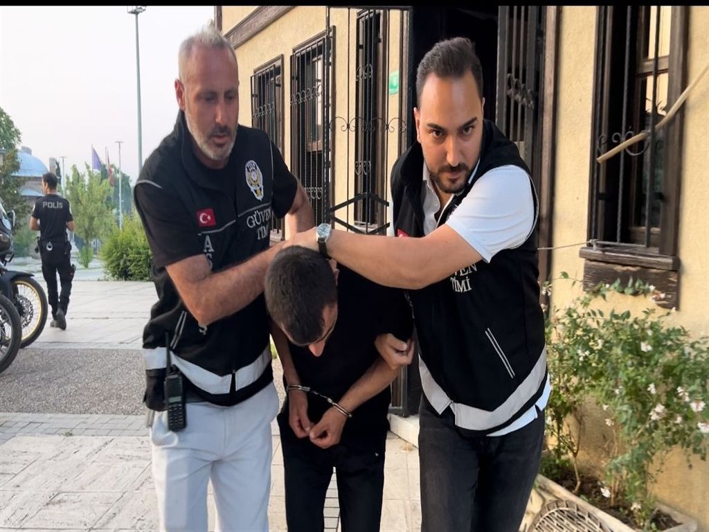 Boğazına bıçak dayadığı kadının 310 lirasını alan gaspçı, sahte sanıp bilezikleri istememiş