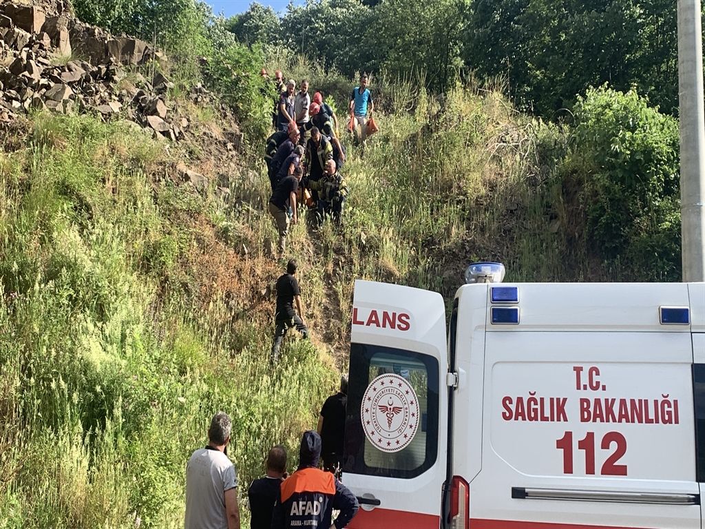 Dereye düşen çocuğunu kurtarmak isteyen anne öldü