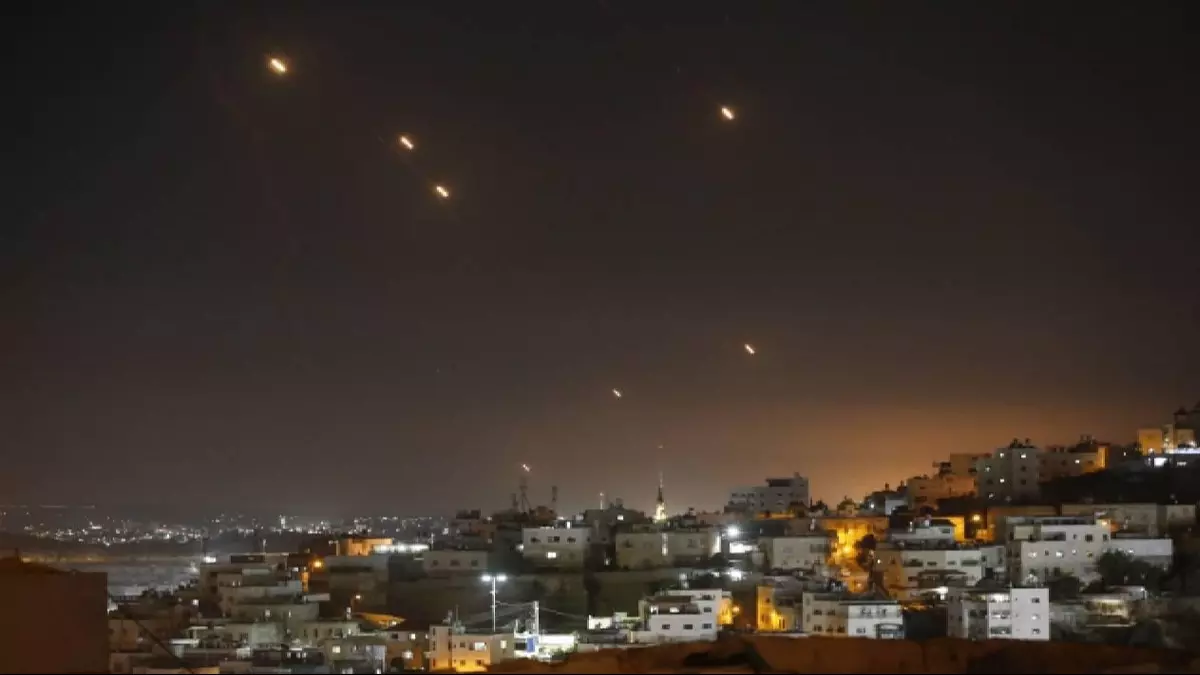 İsrail'de alarm sesleri! İran'dan Tel Aviv'e füze yağıyor