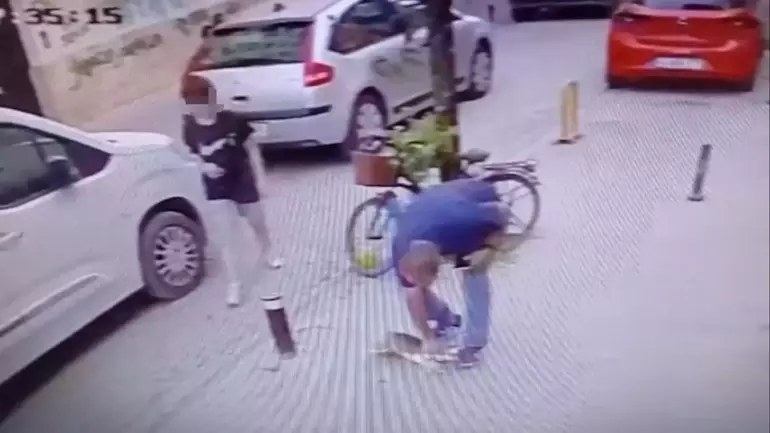 İzleyenler isyan etti! Önce köpeği yere fırlattı, sonra...