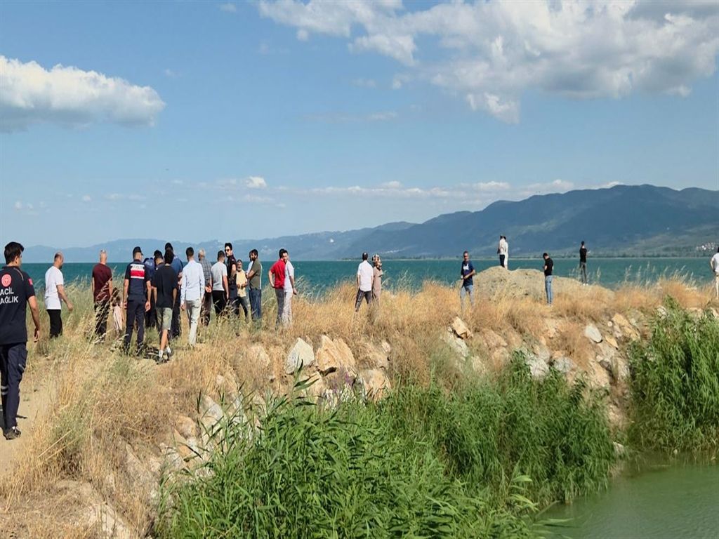 İznik Gölü'nde aileleriyle piknik yapan 2 kuzenin önce terlikleri, sonra cansız bedenleri bulundu