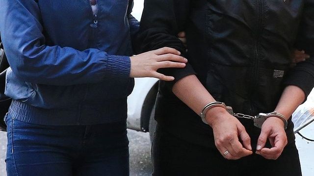 Kendi imkanlarıyla doğurduğu bebeğini çatıya bırakıp ölmesine neden olan anne tutuklandı