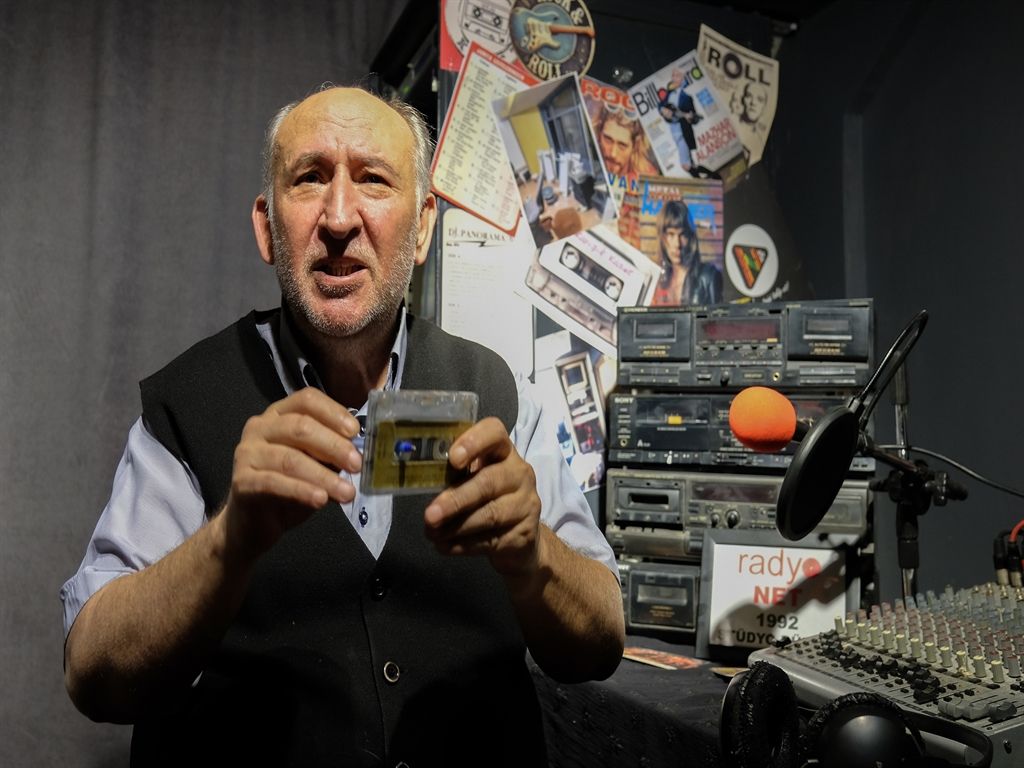 Konya’da radyo istasyonu işleten Mustafa Öztürk İşler, Yeni nesle radyoculuğu anlatmak için müze kurdu