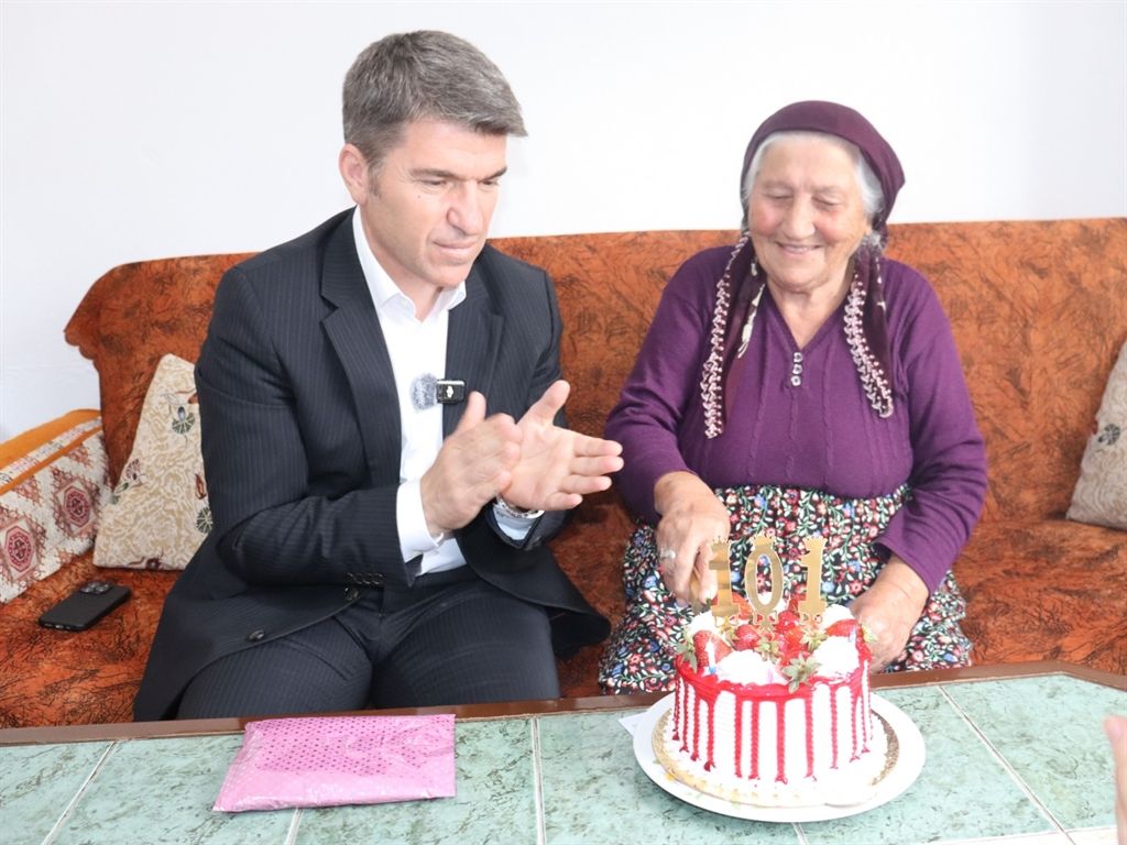 101 yaşındaki Ümmehan Balta’ya yeni kimliği evinde verildi