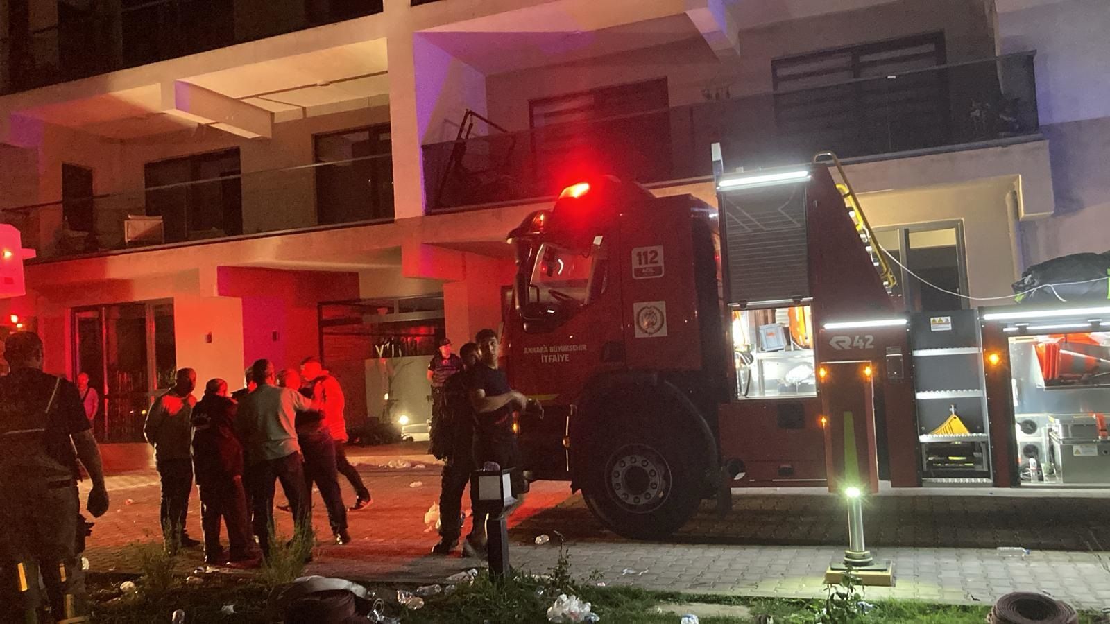 24 katlı apartmanda yangın faciası: 1 bir bebek 3 kişi öldü: Çok sayıda yaralı var!