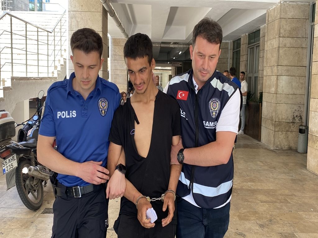 Balık tutan kişiyi ‘2 saattir bir balık tutamadın’ diyerek dövüp, denize atarak eşyalarını gasbetti