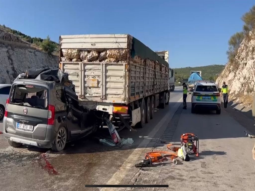 Mersin'de hafif ticari araç, önündeki TIR’a çarptı: Aynı aileden 5 kişi öldü, 1 kişi yaralı 
