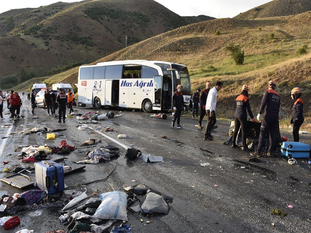 Sivas’ta yolcu otobüsü devrildi: 4 ölü, 33 yaralı 