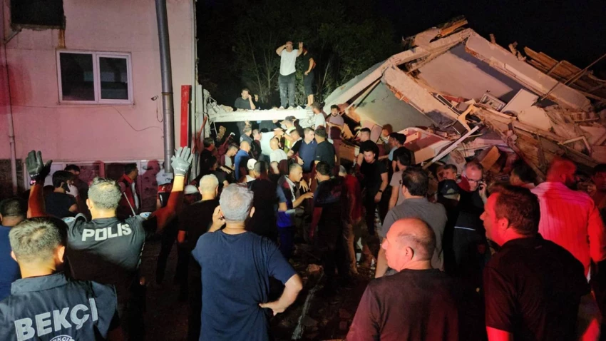 Balıkesir Sındırgı’da 6,1 büyüklüğünde deprem: Bir bina yıkıldı, 4 yaralı hastanede, 1 can kaybı var