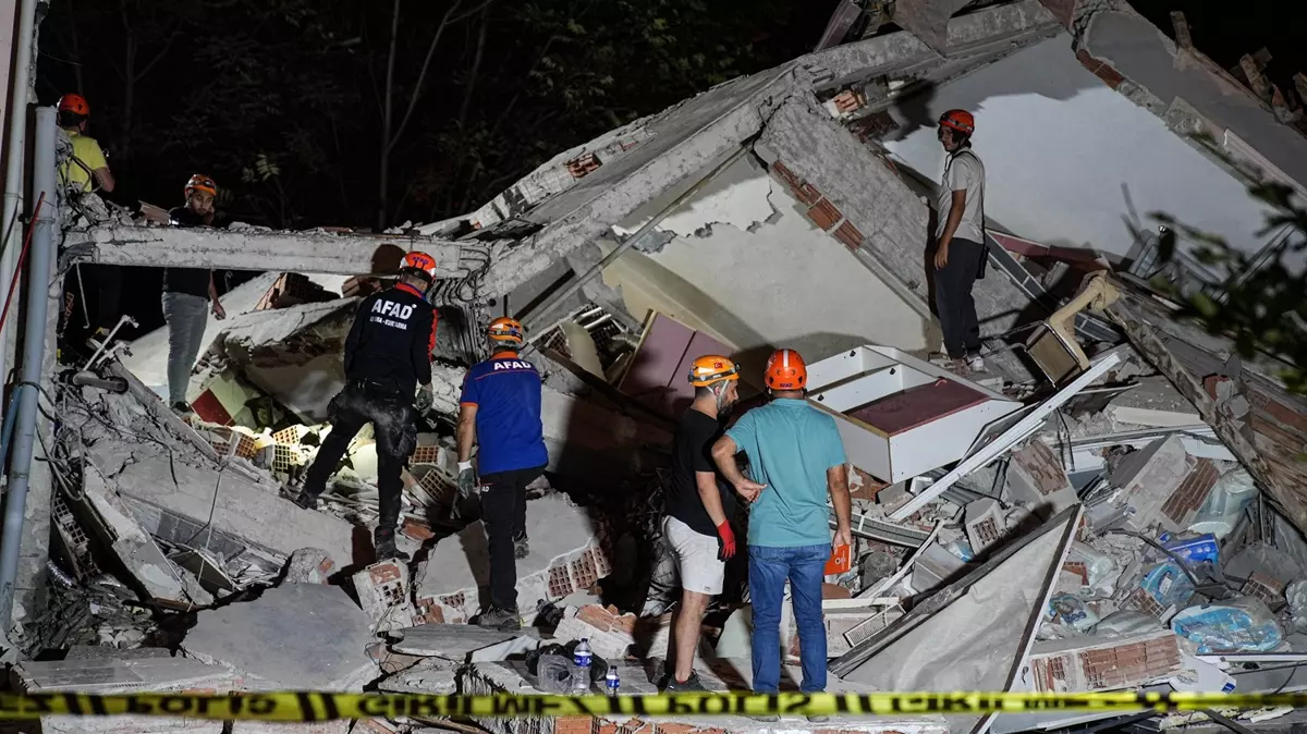 Balıkesir'de 6.1 büyüklüğünde deprem! 1 kişi hayatını kaybetti, 29 kişi yaralandı