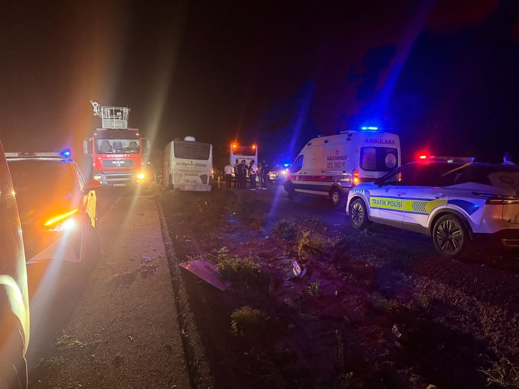 Kayseri'de yolcu otobüsü refüjdeki ağaçlara çarptı: 1 ölü, 13 yaralı