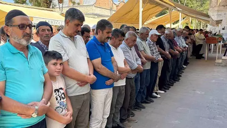 Niğde'de Kazada ölen çift ile 9 yaşındaki torunları Konya'da toprağa verildi
