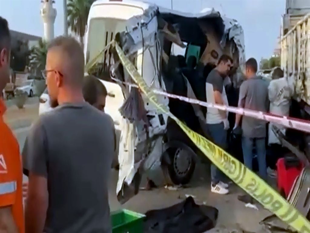Öğrencileri taşıyan minibüs TIR’a çarptı: 2 ölü, 10 yaralı