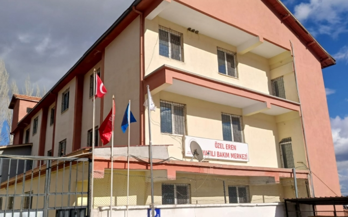 Tacizle gündeme gelen kurumda yeni skandal! Özel gereksinimli bireylere şiddet kamerada!