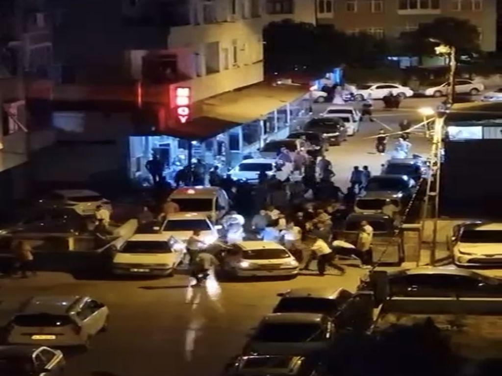 Alkollü sürücü düğün salonu çıkışında kalabalığa daldı: 2 yaralı