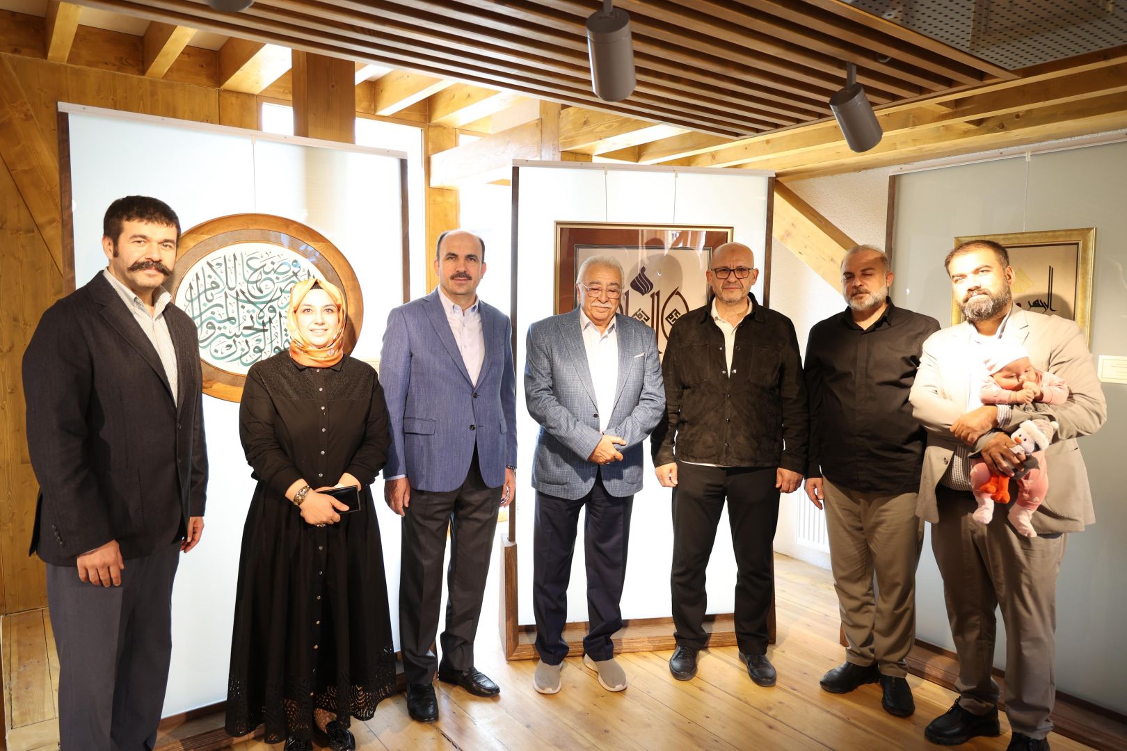 Başkan Altay Meydan Evleri’nde Sergileri ve Esnafları Ziyaret Etti
