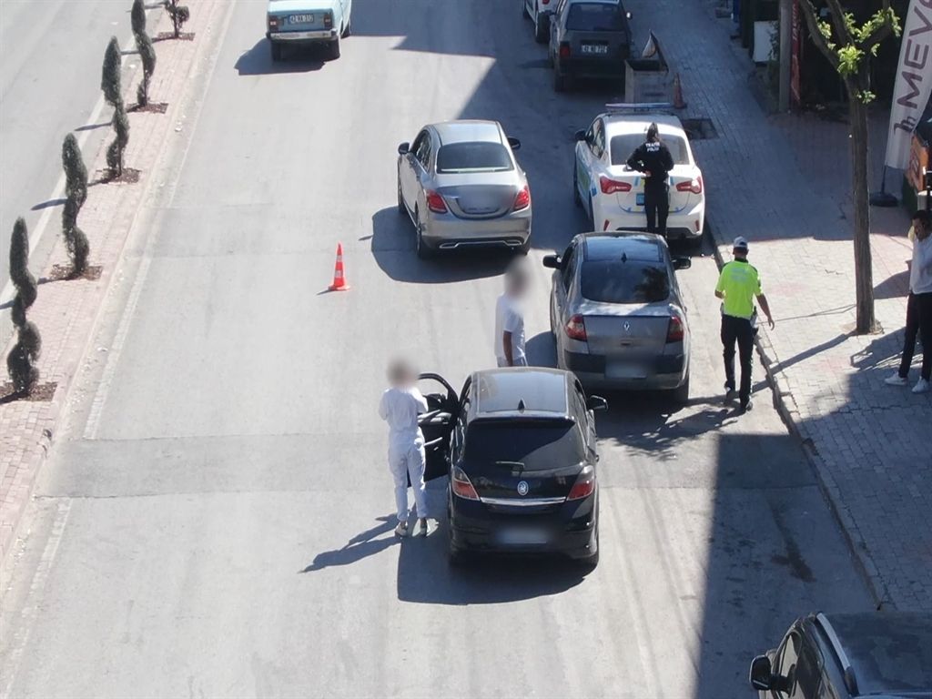 Konya'da denetimden kaçmak için eşiyle yer değiştiren ehliyetsiz sürücü dronla görüntülendi
