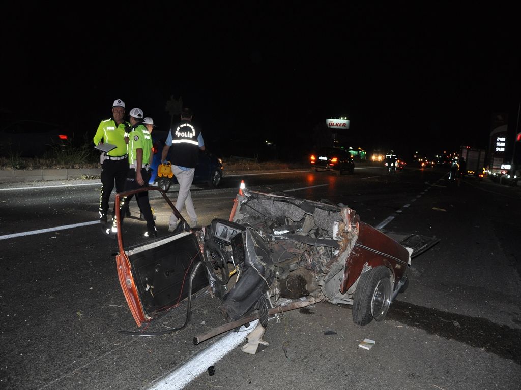 Manisa’da kamyonet ile çarpışan otomobil ikiye ayrıldı: 5 ölü, 6 yaralı 